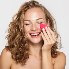Jak używać gąbki do makijażu? Bez smug, bez maski!
