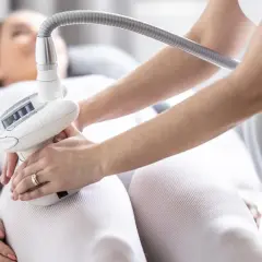 Żelazko antycellulitowe vs Endermologia: Kluczowe różnice na cellulit