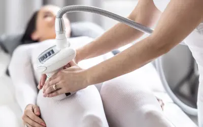 Żelazko antycellulitowe vs Endermologia: Kluczowe różnice na cellulit