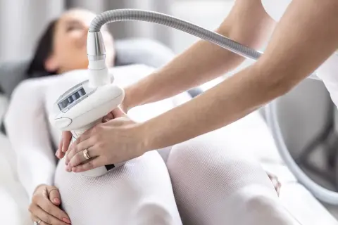 Żelazko antycellulitowe vs Endermologia: Kluczowe różnice na cellulit