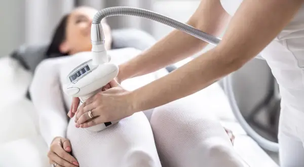 Żelazko antycellulitowe vs Endermologia: Kluczowe różnice na cellulit