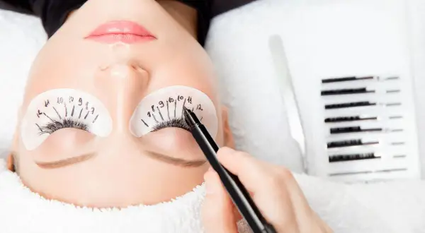 Modne rzęsy: Naturalność i Wet Look. Hity i trendy, które odchodzą!