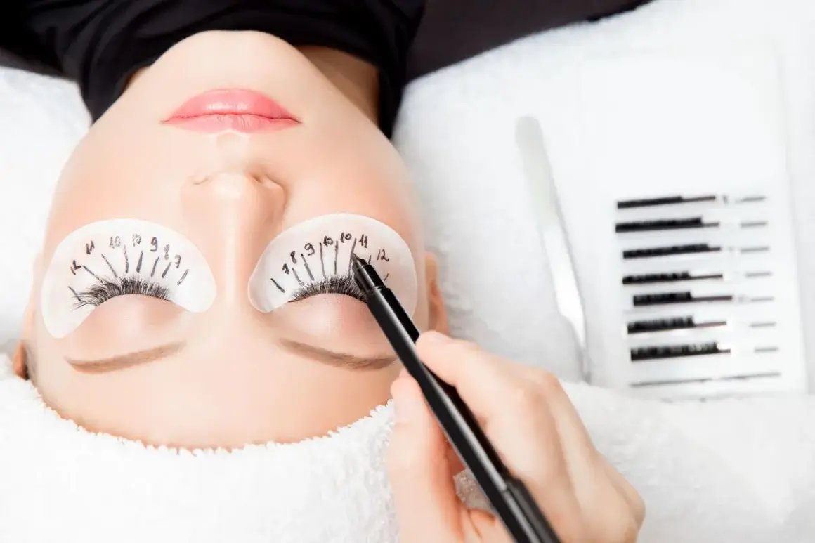 Modne rzęsy: Naturalność i Wet Look. Hity i trendy, które odchodzą!