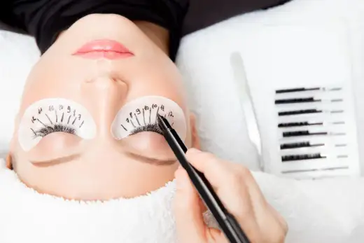 Modne rzęsy: Naturalność i Wet Look. Hity i trendy, które odchodzą!