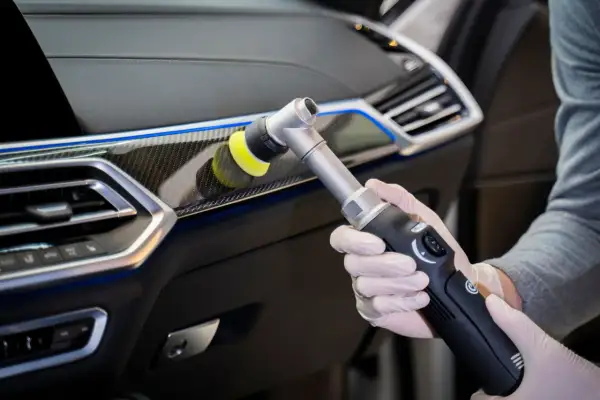 Jak usunąć korektor z plastiku? Bezpieczne sposoby i czego unikać